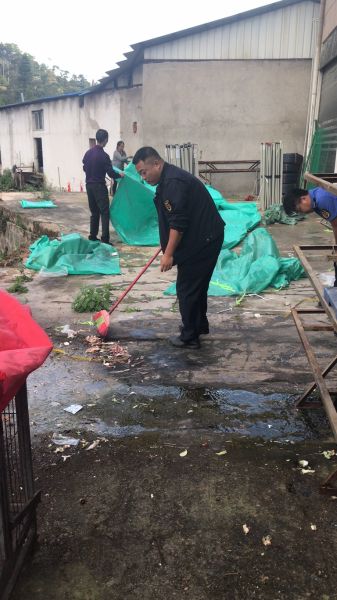 凤庆县城市管理综合行政执法局对迎春沿岸乱堆乱放进行清理整治－－整治前