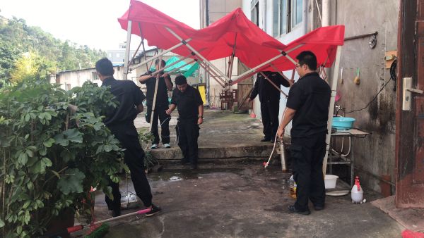 凤庆县城市管理综合行政执法局对迎春沿岸乱堆乱放进行清理整治－－整治前