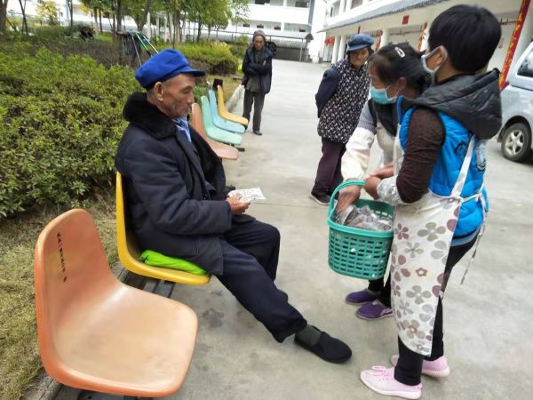 凤庆县中心敬老院给老人发放中药预防药品