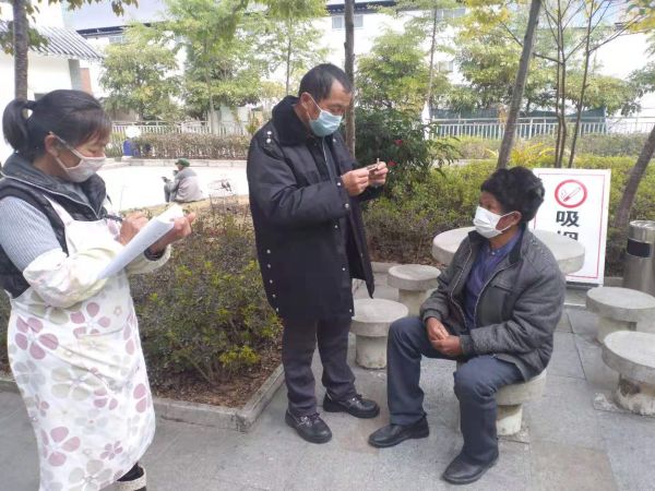 凤庆县中心敬老院给老人测量体温