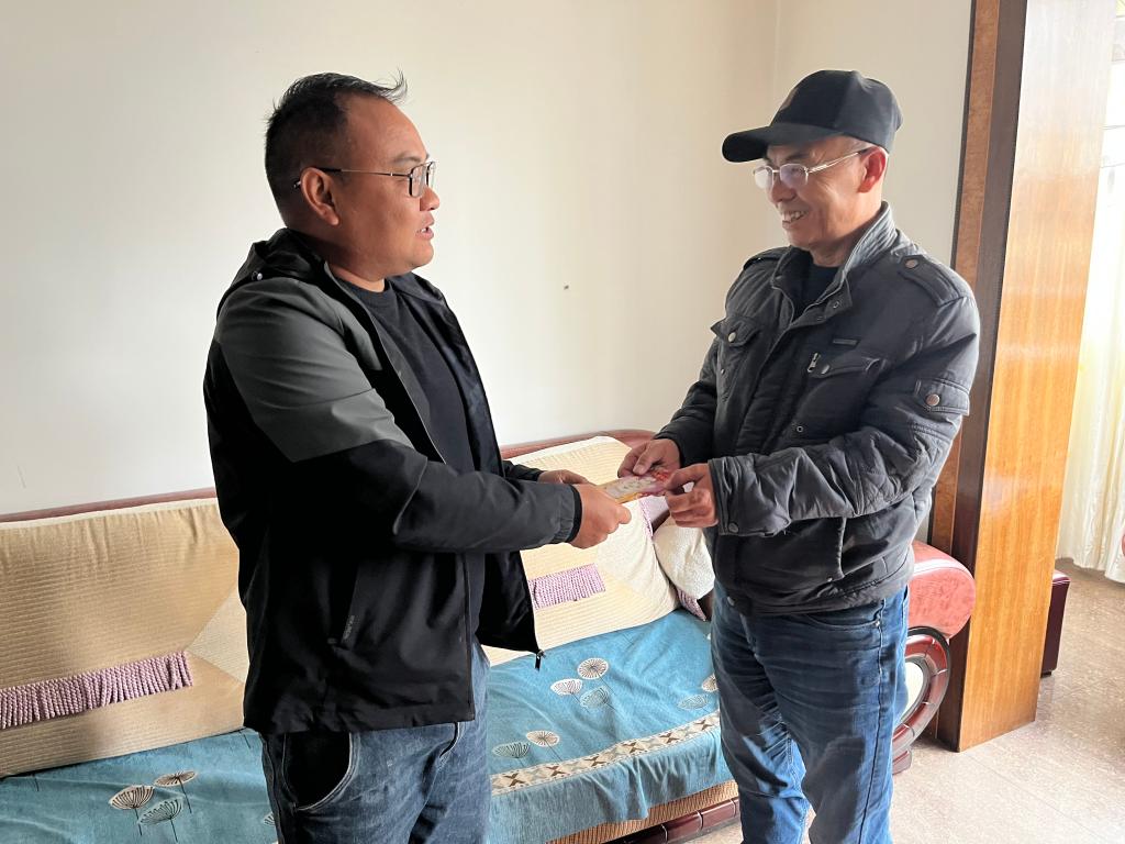 凤庆县气象局党支部书记 局长春节慰问退休老职工
