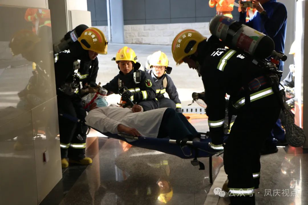 凤庆消防救援大队联合凤庆县中医医院开展消防安全培训及应急演练