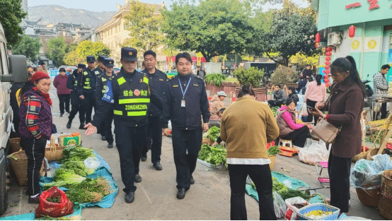 县综合行政执法局执法队员中心农贸市场赶集日巡逻