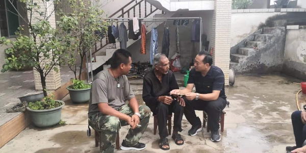 凤庆县搬迁安置办公室开展困难移民老党员“七一”慰问活动