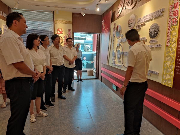 凤庆县搬迁安置办公室组织干部职工赴红色教育基地安石村及肖朝汉故居开展“缅怀先烈事迹，重温入党誓词，弘扬革命精神，践行中国复兴梦!”为主题的红色教育