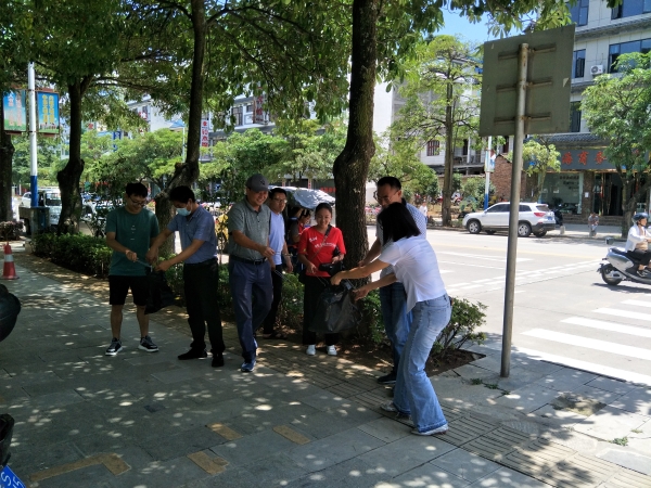 凤庆县搬迁安置办公室干部职工到责任卫生区域开展爱国卫生“7个专项行动”