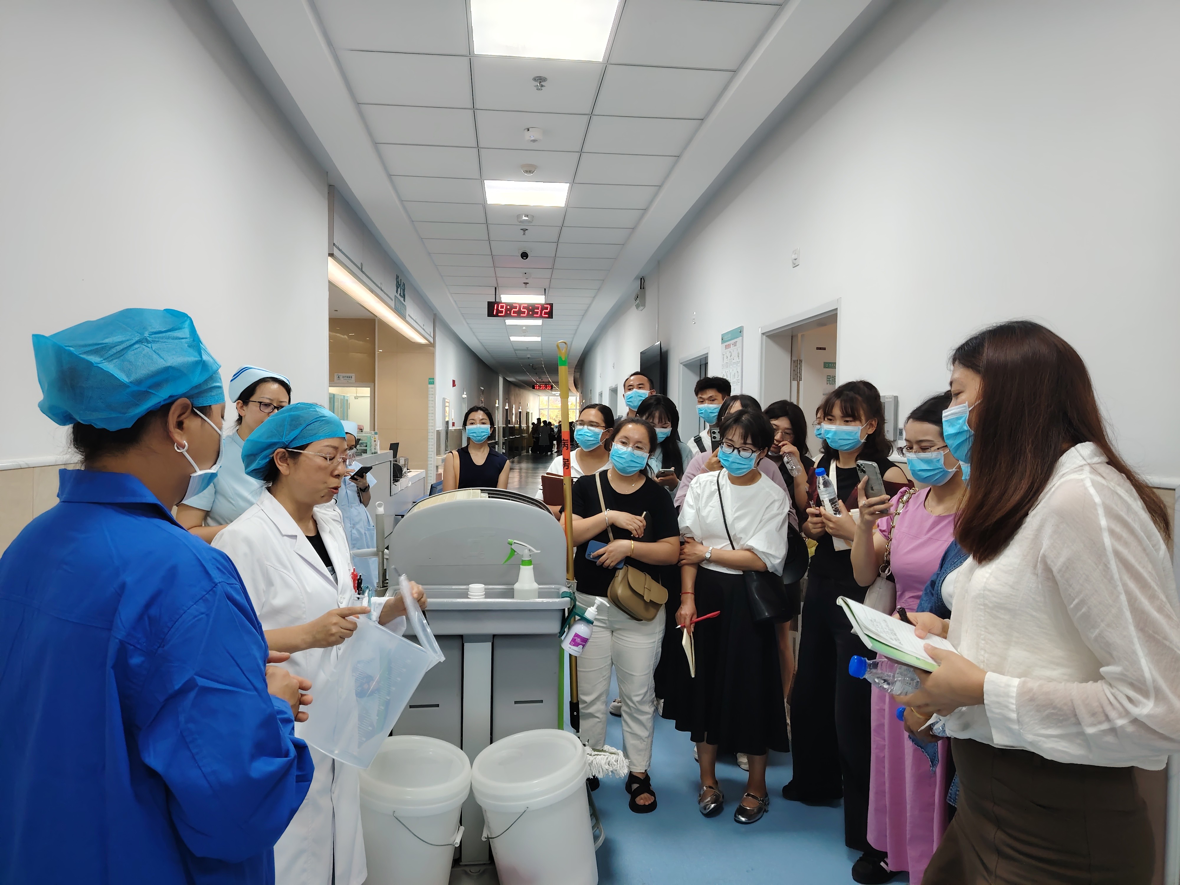 病区清洁消毒演示照片.jpg